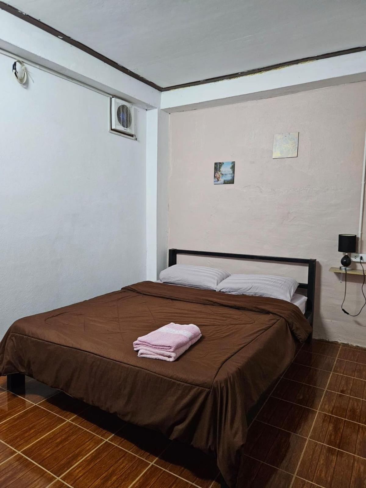 Bami Hostel Тхахек Екстериор снимка
