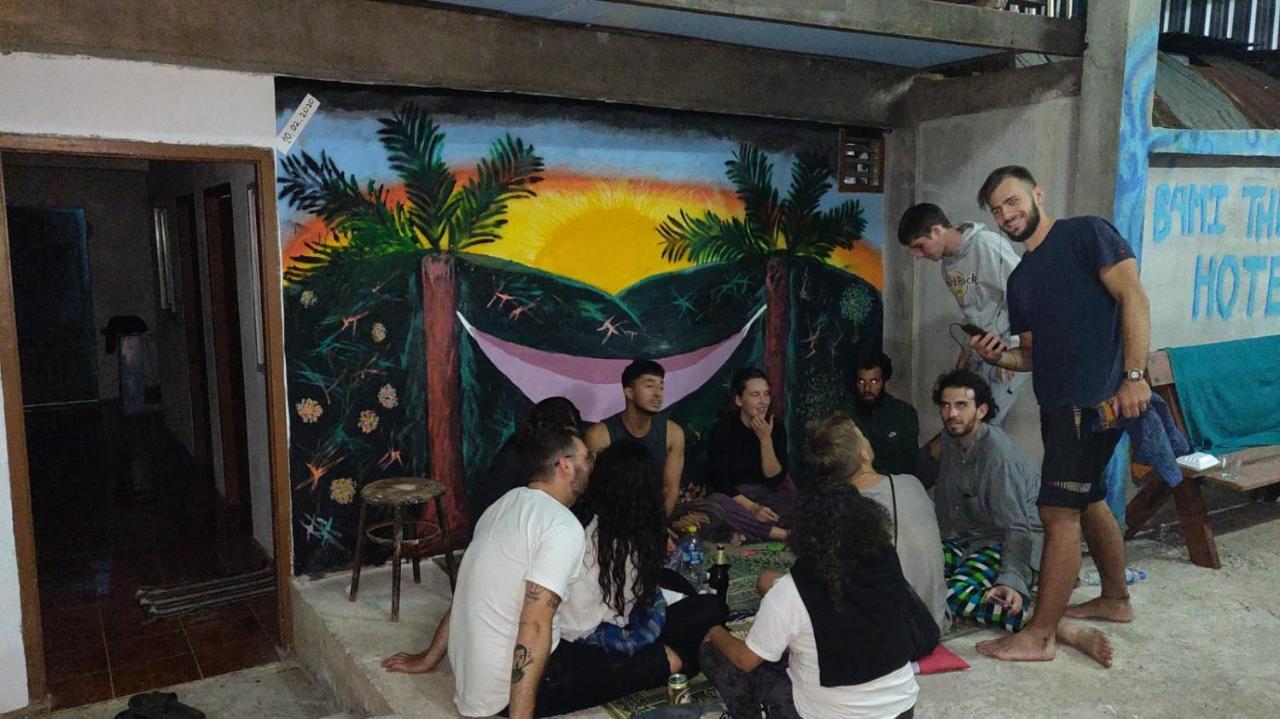 Bami Hostel Тхахек Екстериор снимка